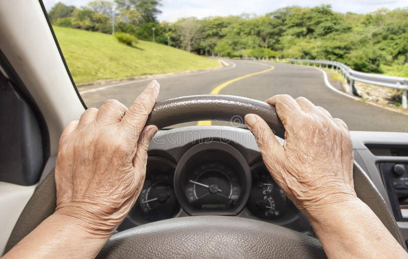 Kinh nghiệm học lái xe cho người mới: Đi với tốc độ vừa phải