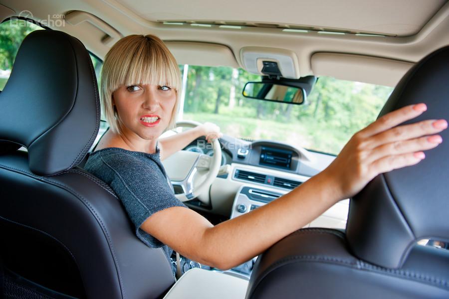 Cách đánh lái khi lùi xe đảm bảo an toàn nhất?